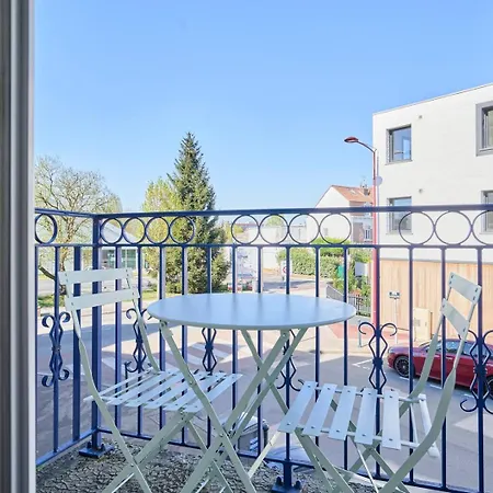 Avec 3 Balcons Et Parking *